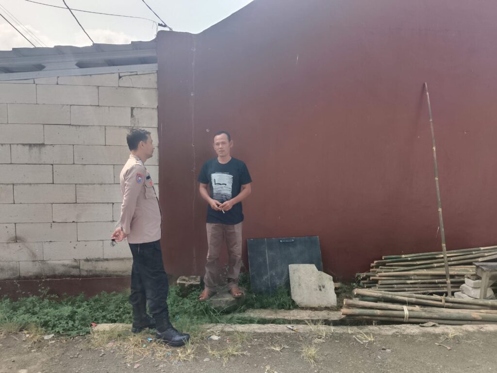 Pak Bhabin Polsek Menes Sambangi dan Silaturahmi Warga Kampung Kadulogak 3 WhatsApp Image 2024 08 03 at 19.06.21