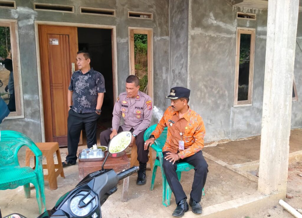 Sambangi Masyarakat Desa Padamulya, Kapolsek Angsana Polres Pandeglang Berikan Pesan Kamtibmas 5 WhatsApp Image 2024 08 03 at 20.02.46