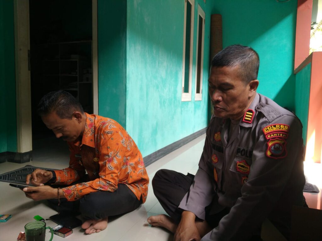 Koordinasi Terkait Kamtibmas, Kapolsek Beserta Camat Angsana Sambangi Kepala Desa Padaherang 8 WhatsApp Image 2024 08 03 at 20.02.54