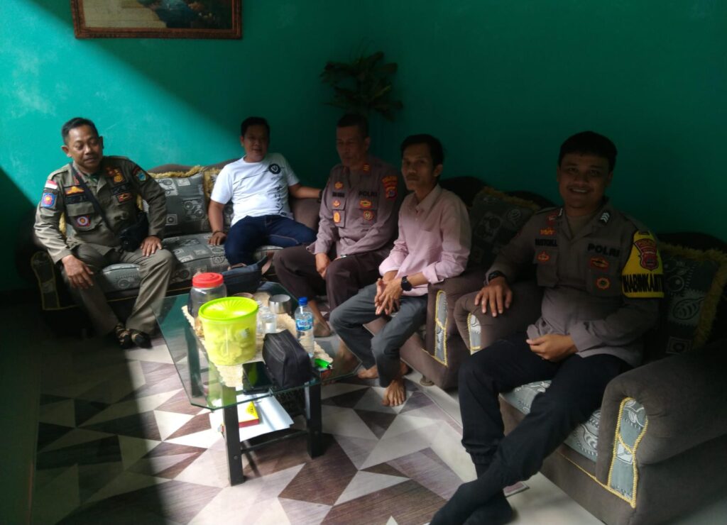 Jalin Komunikasi, Kapolsek Angsana Polres Pandeglang Sambangi Tokoh Masyarakat Desa Padaherang 7 WhatsApp Image 2024 08 03 at 20.03.12