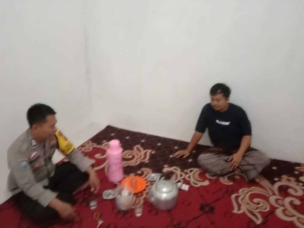 Bhabinkamtibmas Polsek Mandalawangi Sambang Dialogis Pererat Silaturahmi dan Bertukar Informasi 5 WhatsApp Image 2024 08 03 at 20.35.09