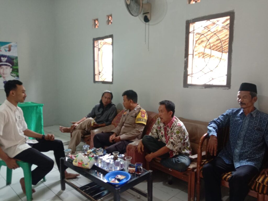 Bhabinkamtibmas Polsek Jiput Jalin Silaturahmi dengan Warga 1 WhatsApp Image 2024 08 03 at 21.22.55