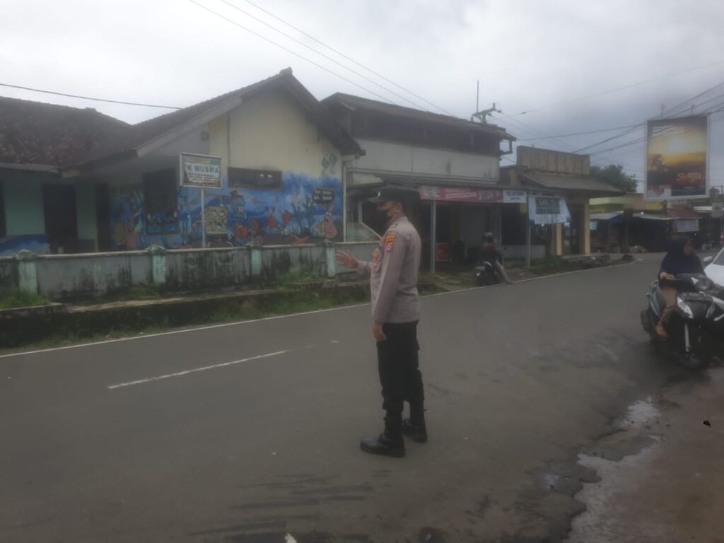 Ciptakan kamtibcar lantas, personil Polsek jiput laksanakan Pengaturan Lalu Lintas 4 WhatsApp Image 2024 08 03 at 21.23.40
