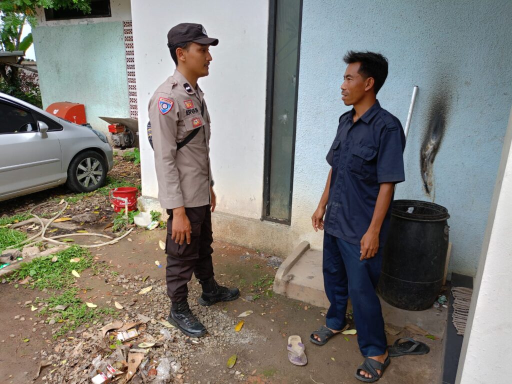 Kanit Binmas Polsek Jiput laksanakan patroli dialogis kepada warga masyarakat 10 WhatsApp Image 2024 08 03 at 21.24.08