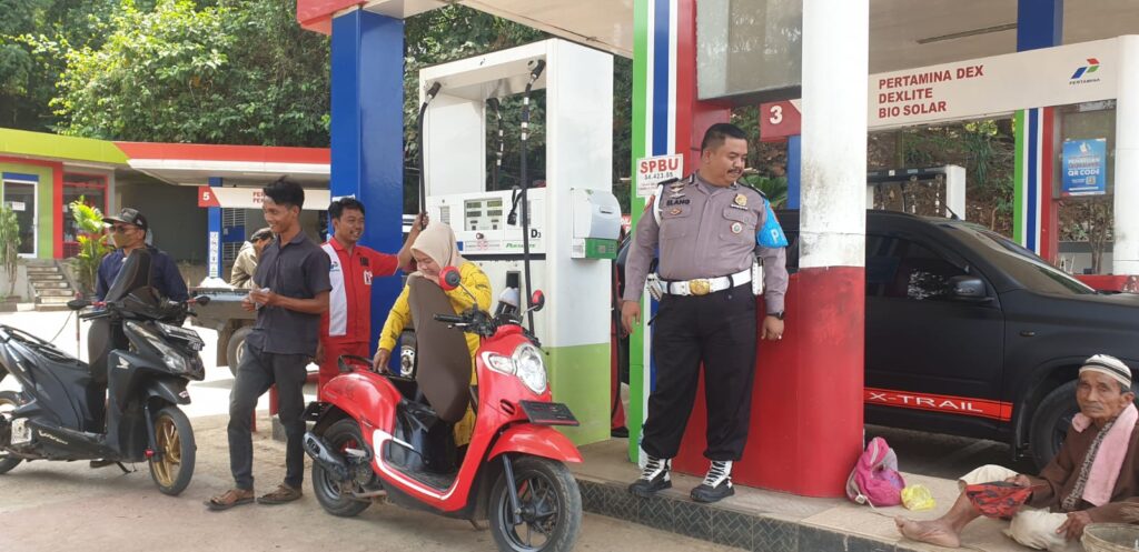 Polsek Picung Jalin Kemitraan dengan Karyawan SPBU Cipacung melalui Patroli Dialogis 10 WhatsApp Image 2024 08 04 at 00.09.47