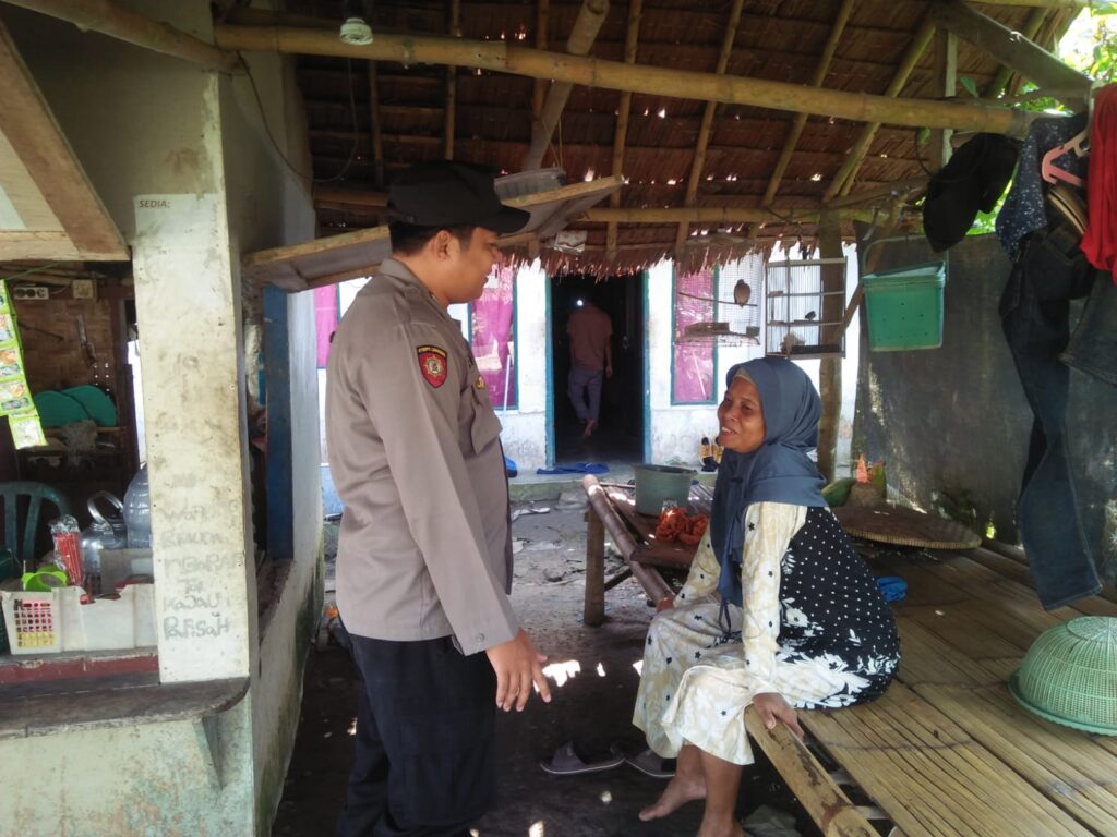Polsek Picung: Sambang Door to Door di Desa Kolelet menjaga warga kamtibmas tetap kondusif 3 WhatsApp Image 2024 08 04 at 00.10.34