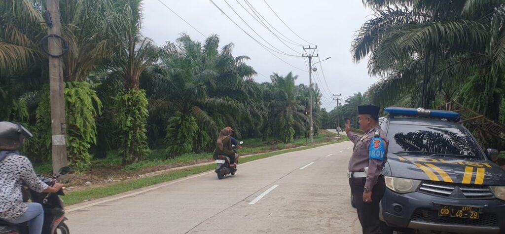 Polsek Picung Gelar Strong Point Pengaturan Lalu Lintas Cegah Kemacetan 10 WhatsApp Image 2024 08 04 at 00.10.47