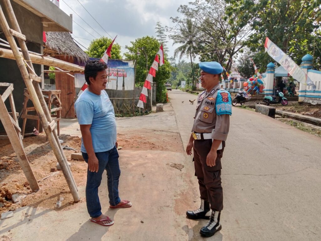 Bhabinkamtibmas Polsek Cikedal Menggelar DDS (Door To Door System) di Desa Binaan 6 WhatsApp Image 2024 08 04 at 00.24.45