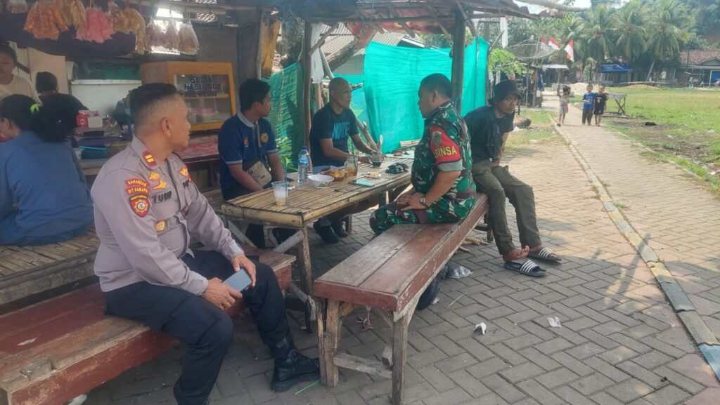Patroli Bersama Kapolsek Carita dan Anggota Koramil Labuan di Desa Carita 9 WhatsApp Image 2024 08 04 at 01.18.02