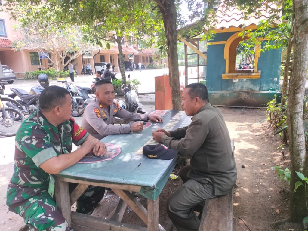 Kapolsek Carita dan Anggota Koramil Labuan Gelar Patroli di Hotel-Hotel Carita 8 WhatsApp Image 2024 08 04 at 01.20.19
