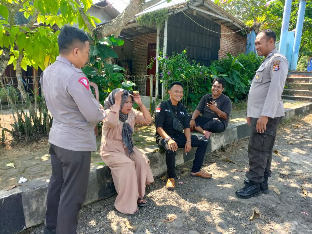 Patroli Dialogis oleh Personil Polsek Carita Bripka Eko dan Bripka Bobi di Pantai Carita 8 WhatsApp Image 2024 08 04 at 01.23.28