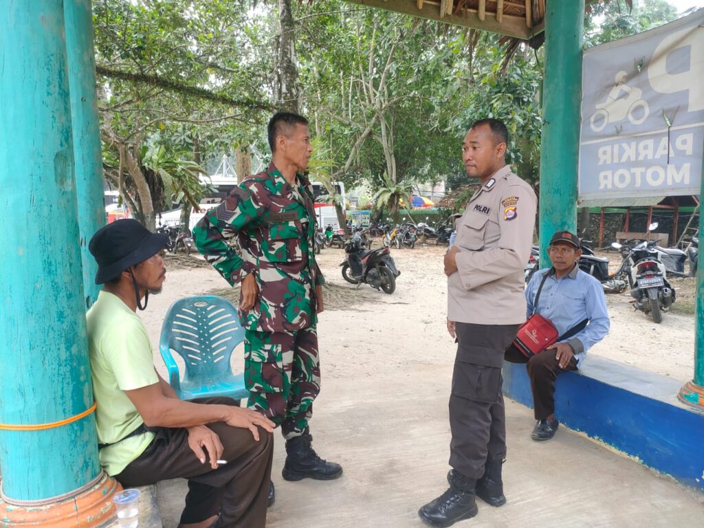 Personil Polsek Carita Bripka Eko dan Serma Salahudin Laksanakan Patroli di Pantai Pasir Putih 9 WhatsApp Image 2024 08 04 at 01.26.33