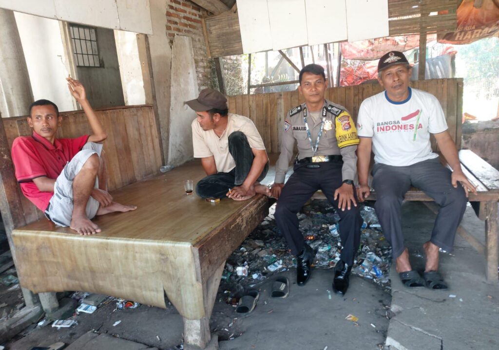 Bhabinkamtibmas Polsek Labuan Sambangi Warga, Jalin Silaturahmi dan Ciptakan Kamtibmas Kondusif 2 WhatsApp Image 2024 08 04 at 01.32.51