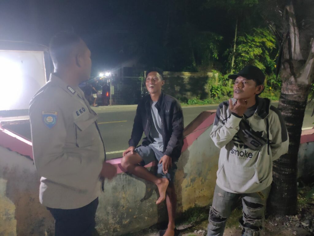 Polsek Carita Laksanakan Patroli Malam dan Berikan Himbauan Kamtibmas 3 WhatsApp Image 2024 08 04 at 01.33.20
