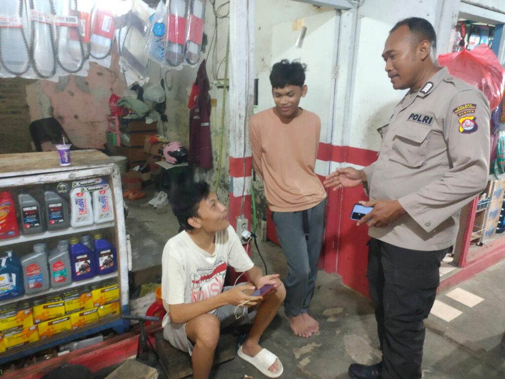Polsek Carita Laksanakan Patroli Malam dan Berikan Himbauan Kamtibmas 4 WhatsApp Image 2024 08 04 at 01.36.25