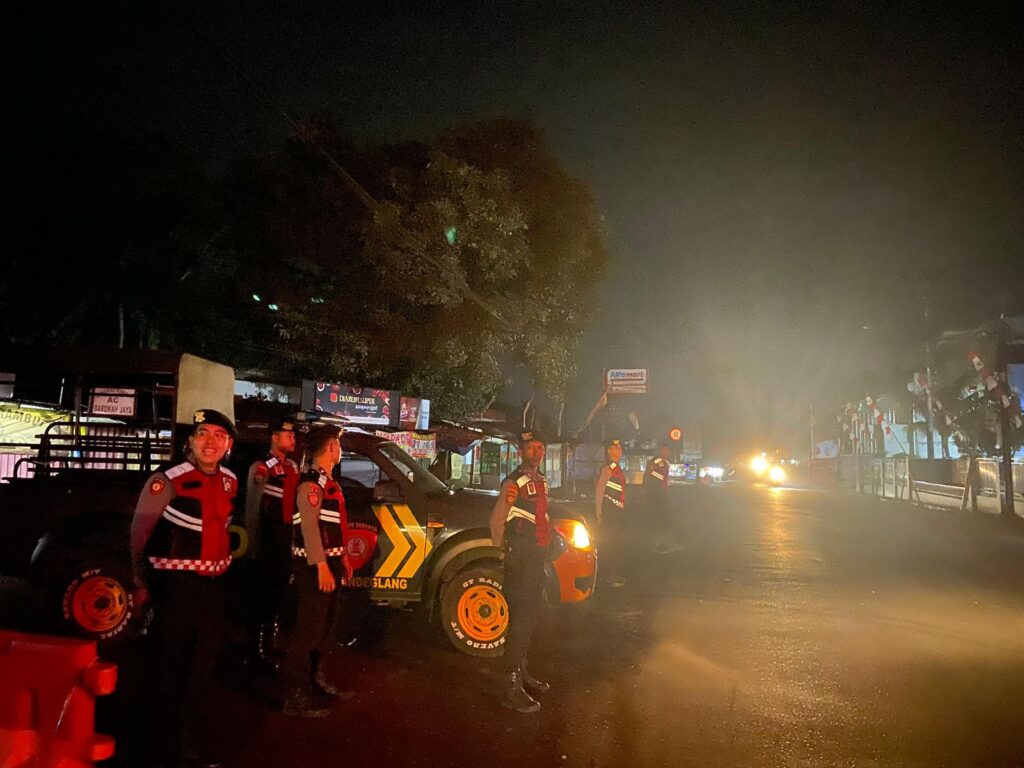 Sat Samapta Polres Pandeglang Gelar Strong Point Malam Hari di Persimpangan Cipacung 8 WhatsApp Image 2024 08 04 at 06.04.27 1