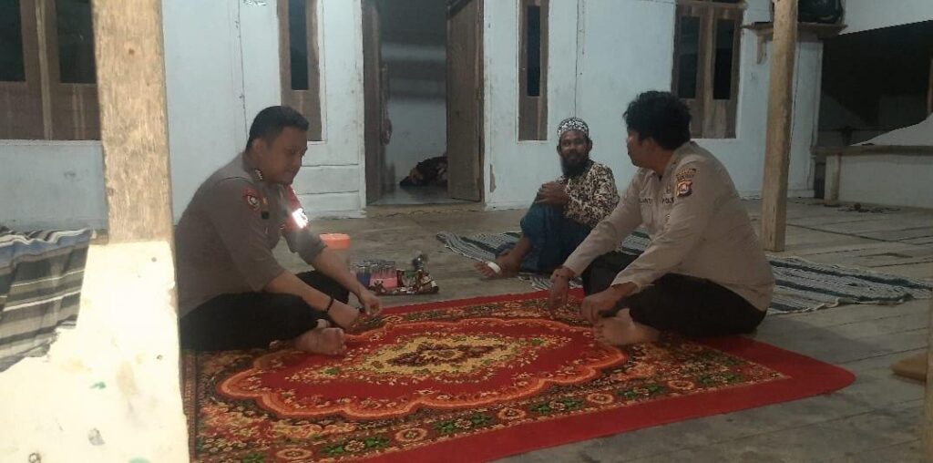 Dekatkan diri dengan Tokoh Masyarakat, Anggota Polsek Angsana Sambangi Rumah Ketua MUI Kecamatan Angsana 5 WhatsApp Image 2024 08 04 at 22.34.39