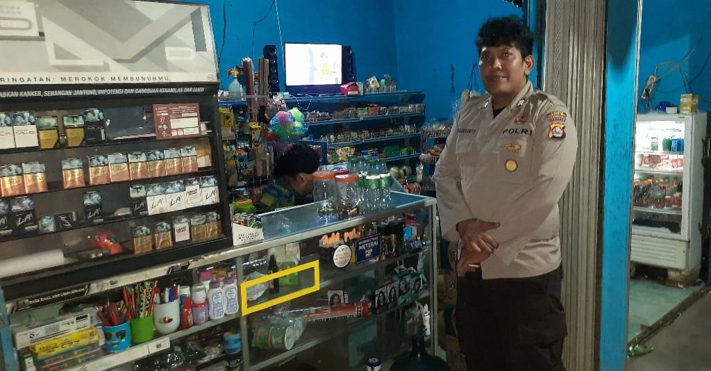 Anggota Polsek Angsana Polres Pandeglang Laksanakan Patroli Dialogis Sasar Pertokoan 7 WhatsApp Image 2024 08 04 at 22.35.02