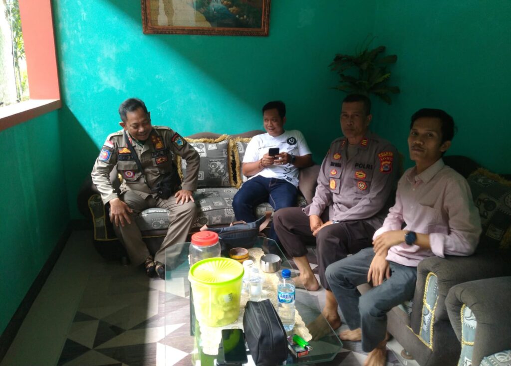 Kapolsek Angsana Sambangi Masyarakat Desa Padaherang 8 WhatsApp Image 2024 08 04 at 22.35.13
