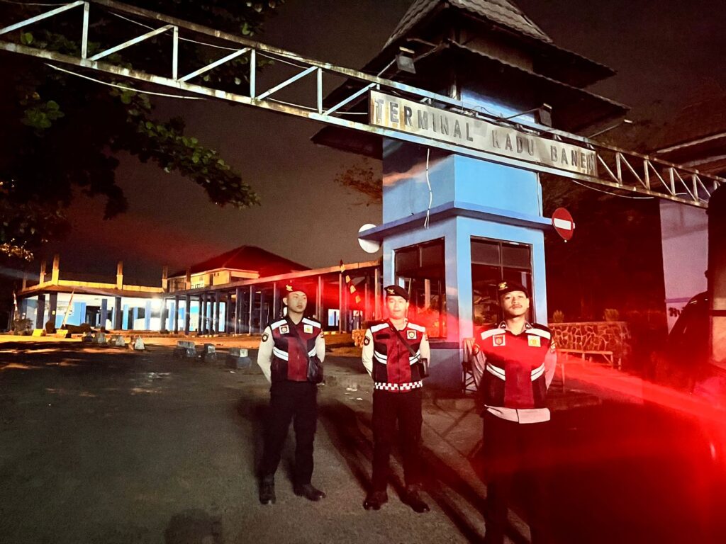 Sat Samapta Polres Pandeglang Gelar Patroli Malam untuk Mencegah Tindak Pidana 3C di Terminal Kadubanen 2 WhatsApp Image 2024 08 05 at 05.57.03 1