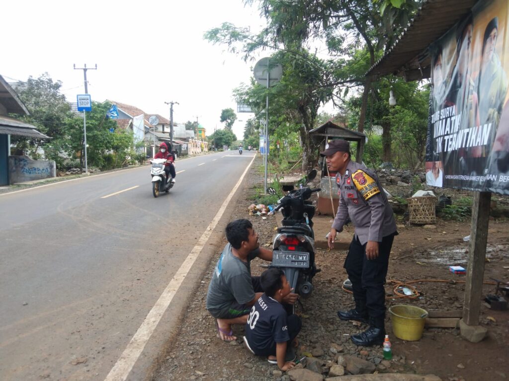 Bhabinkamtibmas Polsek Cimanggu Brigadir Maman Sambangi Masyarakat Desa Ciburial 6 WhatsApp Image 2024 08 05 at 21.23.03