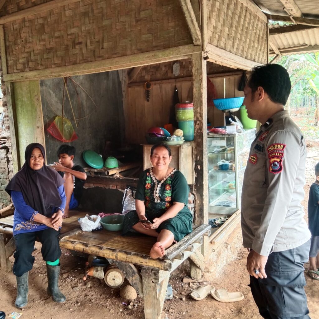 Ka SPKT II Polsek Cimanggu Aipda Susanto laksanakan giat patroli dialogis di siang hari 8 WhatsApp Image 2024 08 05 at 21.37.06