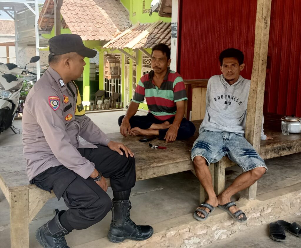 Bhabinkamtibmas Polsek Cimanggu Bripka Ajat Sudrajat tak bosan untuk terus menyambangi warga binaanya 9 WhatsApp Image 2024 08 05 at 21.45.57