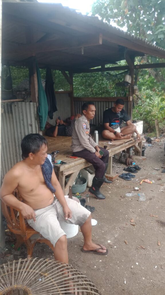 Bhabinkamtibmas Polsek Carita Bripka Yudi Gelar Patroli Dialogis di Desa Carita 10 WhatsApp Image 2024 08 05 at 21.59.35