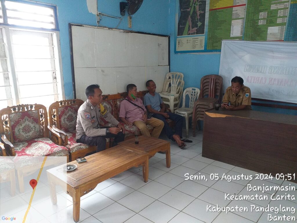 Bhabinkamtibmas Polsek Carita, Bripka Yudi, Sambangi Kantor Desa Banjarmasin 2 WhatsApp Image 2024 08 06 at 05.07.58