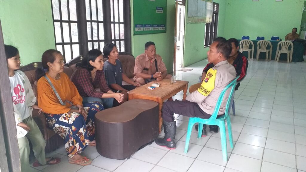 Bhabinkamtibmas Polsek Carita Bripka Yudi Mendengarkan Curhatan Warga di Kantor Desa Carita 3 WhatsApp Image 2024 08 06 at 05.09.29
