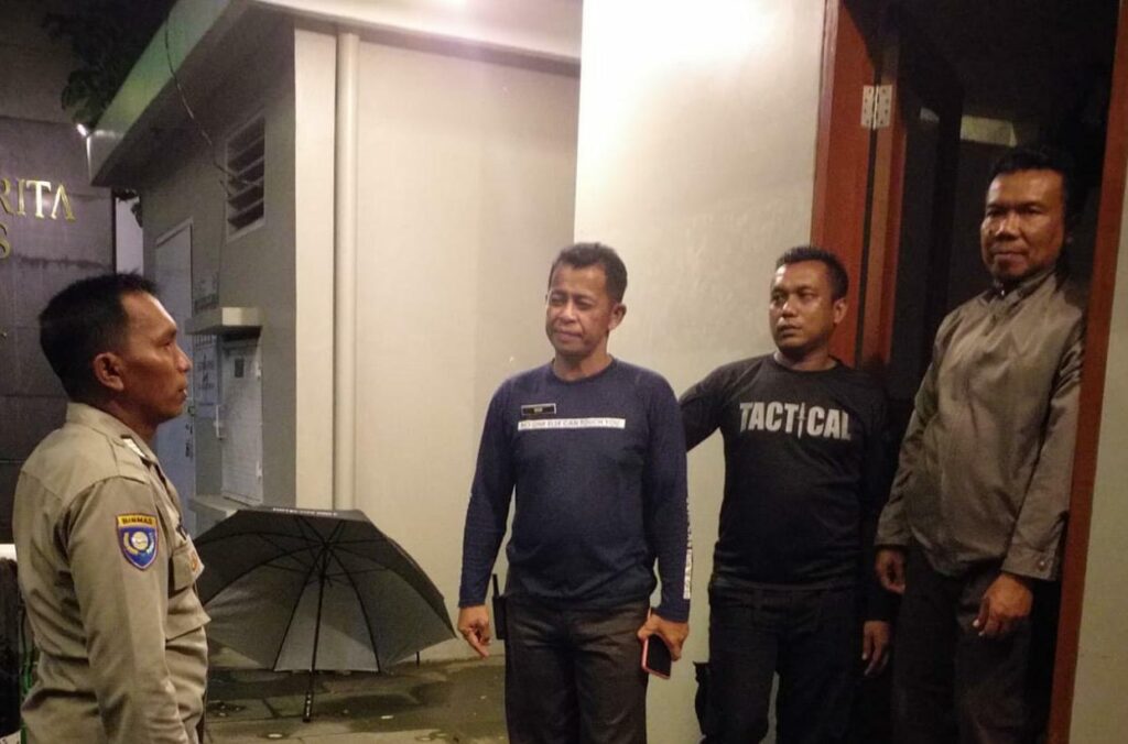 Personil Polsek Carita Bripka Yudi Dialog dengan Satpam Hotel Mutiara Carita Saat Patroli Malam 4 WhatsApp Image 2024 08 06 at 05.13.09