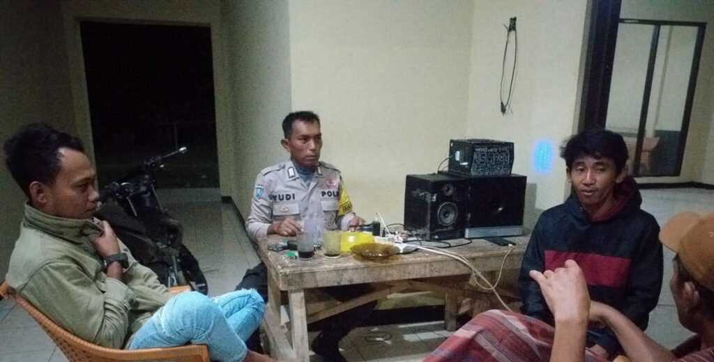 Bripka Yudi dari Polsek Carita Sambangi Warga yang Sedang Ronda Malam di Desa Sukarame 5 WhatsApp Image 2024 08 06 at 05.15.09