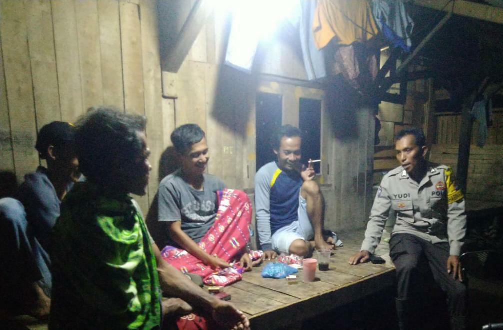 Polsek Carita: Bripka Yudi Bersenda Gurau dengan Masyarakat Saat Dialog di Pos Ronda 6 WhatsApp Image 2024 08 06 at 05.17.37