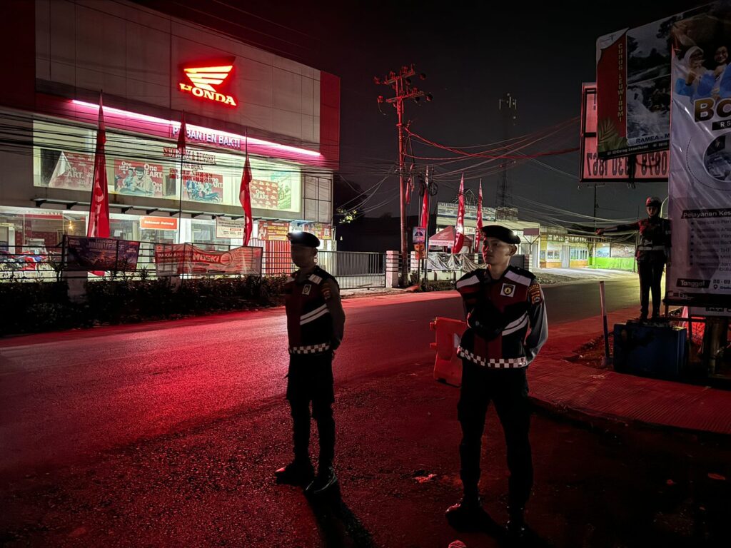 Sat Samapta Polres Pandeglang Gelar Strong Point Malam Hari di Persimpangan Cipacung 6 WhatsApp Image 2024 08 06 at 06.05.36 1