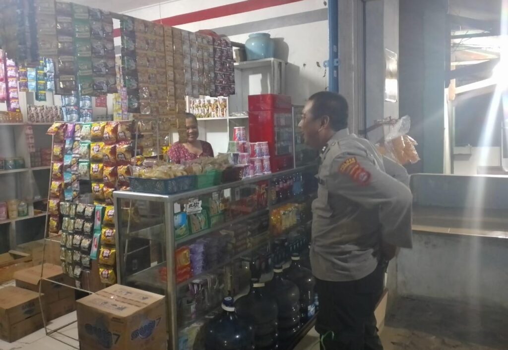 Kanit Samapta Polsek Angsana Polres Pandeglang Aiptu Fikri Pimpin Patroli Dialogis Sasar Pertokoan 10 WhatsApp Image 2024 08 06 at 06.42.25