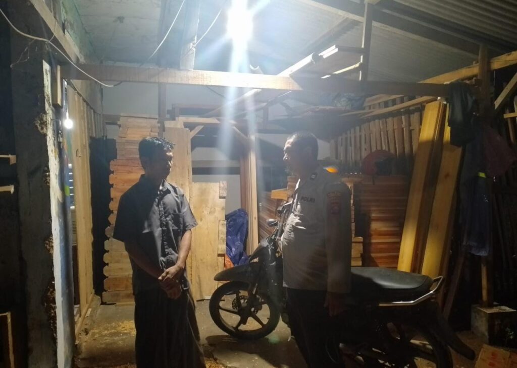 Kanit Samapta Polsek Angsana Polres Pandeglang Aiptu Fikri Pimpin Patroli Dialogis Sasar Pemukiman 1 WhatsApp Image 2024 08 06 at 06.42.37