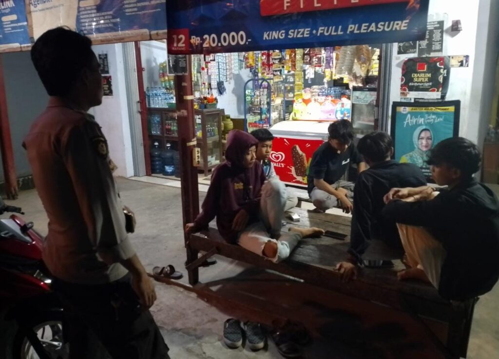 Temui Kumpulan Pemuda Saat Patroli, Ini yang Disampaikan Kanit Samapta Polsek Angsana 2 WhatsApp Image 2024 08 06 at 06.42.49