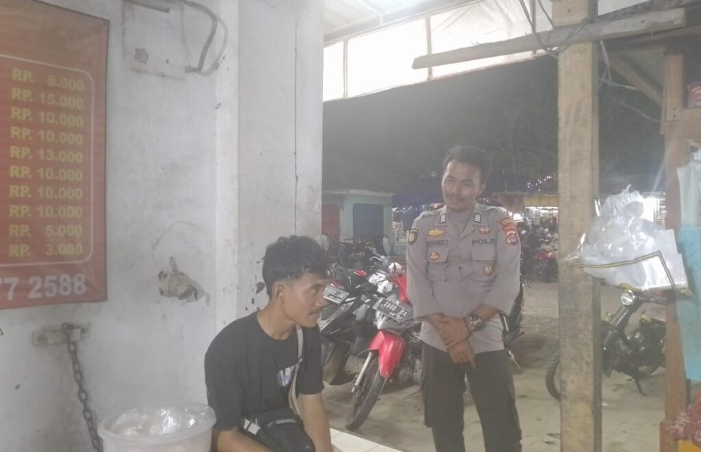 Anggota Piket Polsek Angsana Polres Pandeglang Bripka Subandi Laksanakan Patroli Dialogis 3 WhatsApp Image 2024 08 06 at 06.42.56