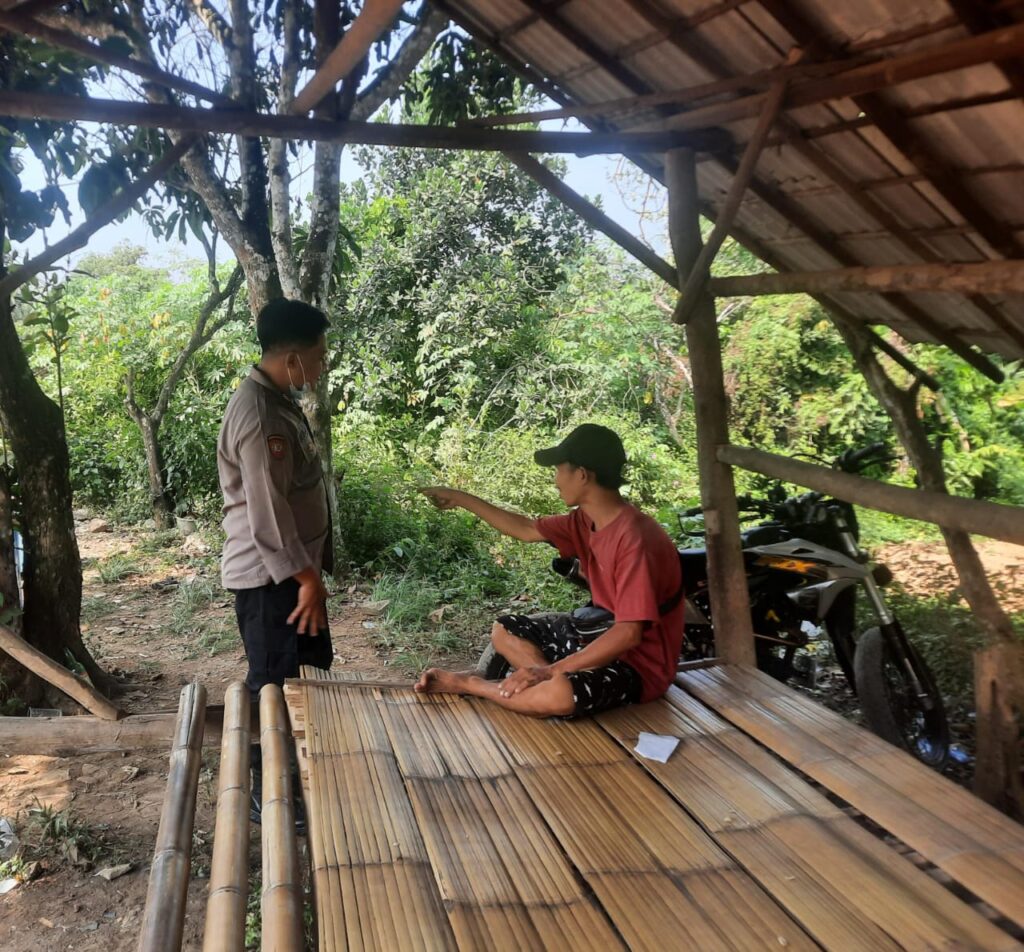 Bhabinkamtibmas Polsek Picung Jalin Keakraban dengan Warga, Ciptakan Kamtibmas Kondusif 4 WhatsApp Image 2024 08 06 at 23.55.39