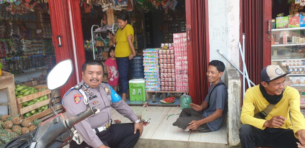 Kanit Propam Polsek Picung Patroli Dialogis di Toko Kelontong Pasar Picung, Tingkatkan Keamanan dan Kemitraan 5 WhatsApp Image 2024 08 06 at 23.55.56