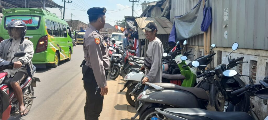Kanit Samapta Polsek Picung Melaksanakan Patroli Dialogis Ke Petugas Parkir Pasar Picung 8 WhatsApp Image 2024 08 06 at 23.57.46