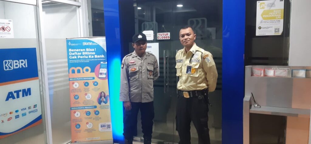 Polsek Picung Menggelar Kegiatan Patroli Malam di Pertokoan, Pasar dan Kantor Bank 9 WhatsApp Image 2024 08 06 at 23.58.06