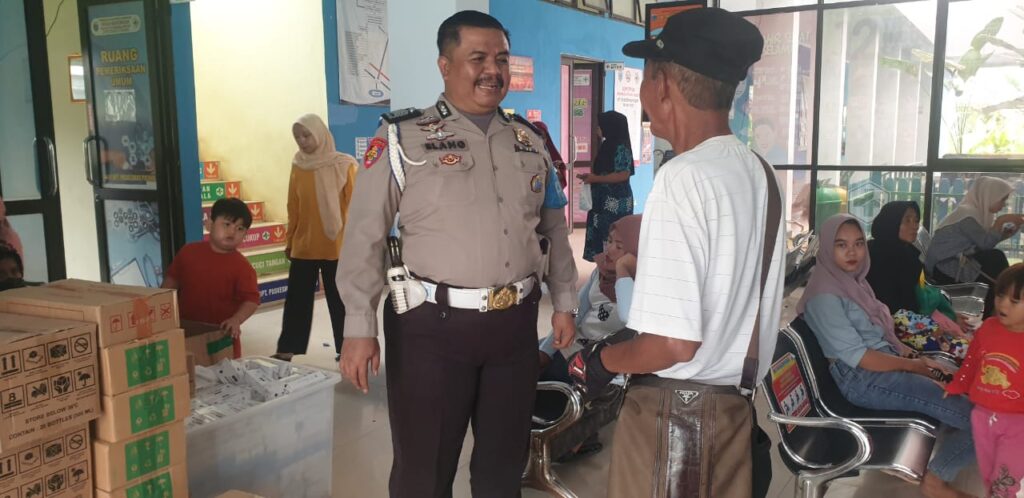Patroli Dialogis, Kanit Propam Polsek Picung Mendatangi Puskesmas Picung Memberikan Rasa Nyaman Kepada Pasieun 10 WhatsApp Image 2024 08 06 at 23.58.20