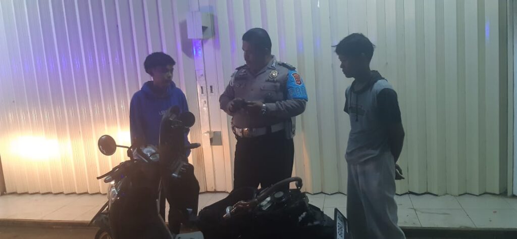 Polsek Picung Menggelar Patroli Dialogis Mencegah Balap Liar di Wilayah Picung 1 WhatsApp Image 2024 08 06 at 23.58.32