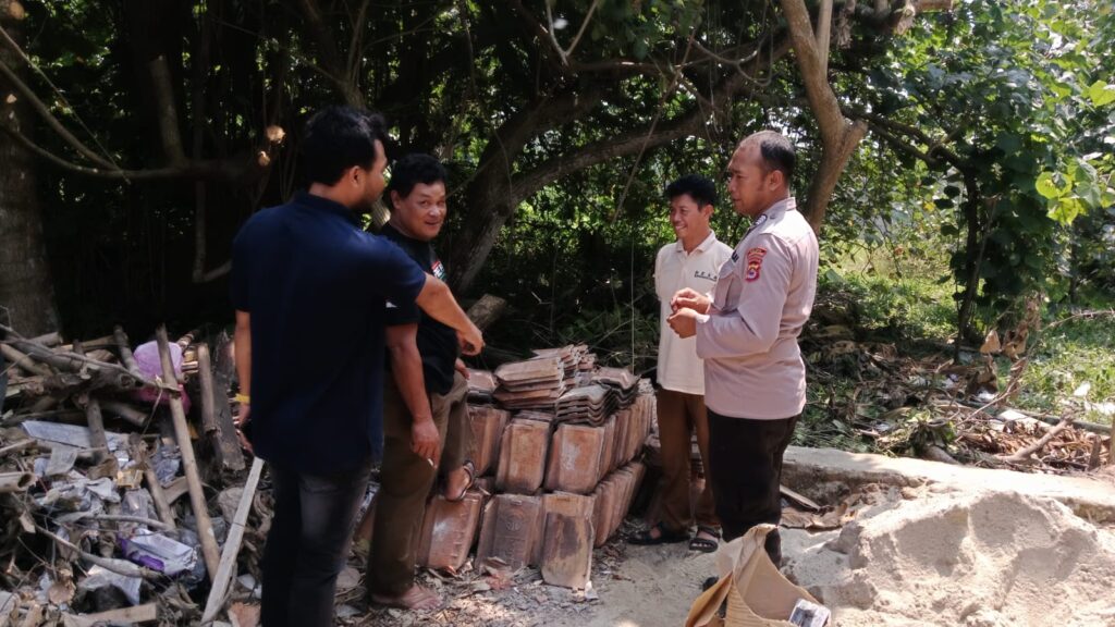 Polsek Carita Melaksanakan Patroli Sambang ke Tokoh Pemuda Desa Banjarmasin 4 WhatsApp Image 2024 08 07 at 05.24.57