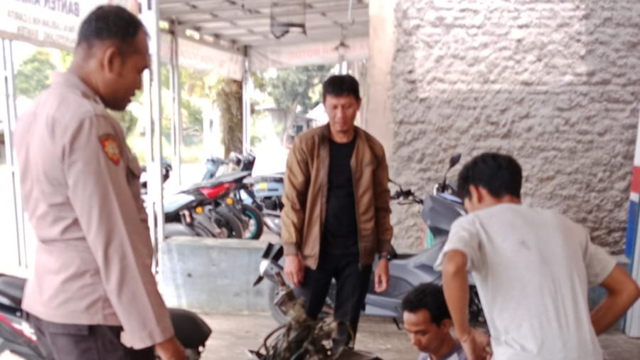 Polsek Carita Mengunjungi Bengkel Motor Warga untuk Meningkatkan Kewaspadaan 7 WhatsApp Image 2024 08 07 at 05.31.04
