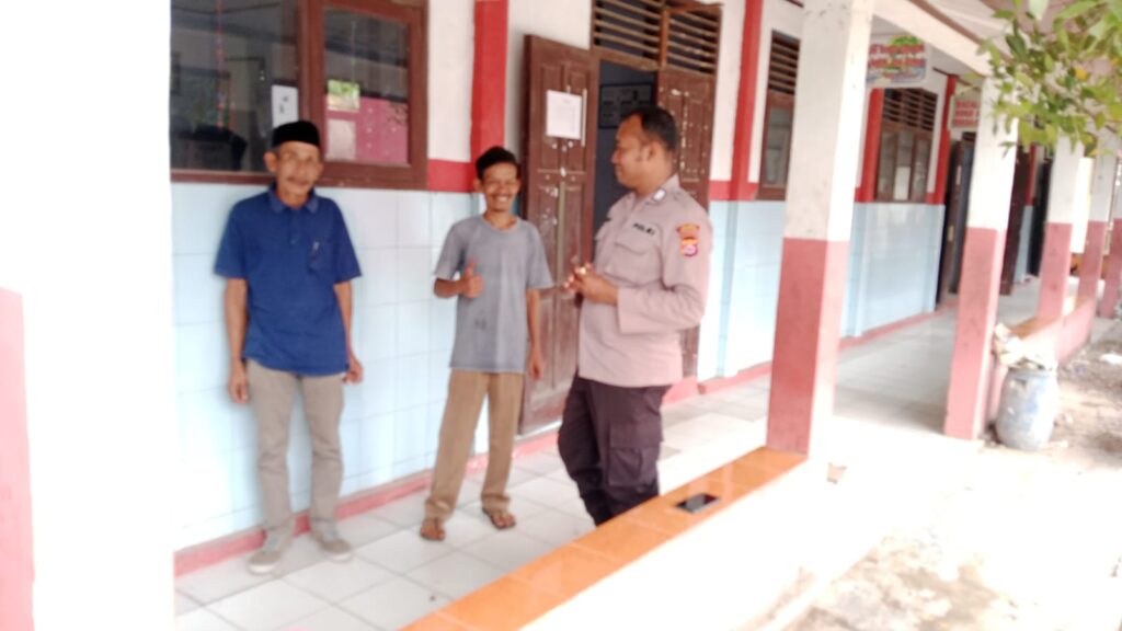 Kanit Binmas Polsek Carita, Melaksanakan Sambang ke Sekolah dan Himbau Guru untuk Mencegah Kenakalan Remaja 8 WhatsApp Image 2024 08 07 at 05.35.32