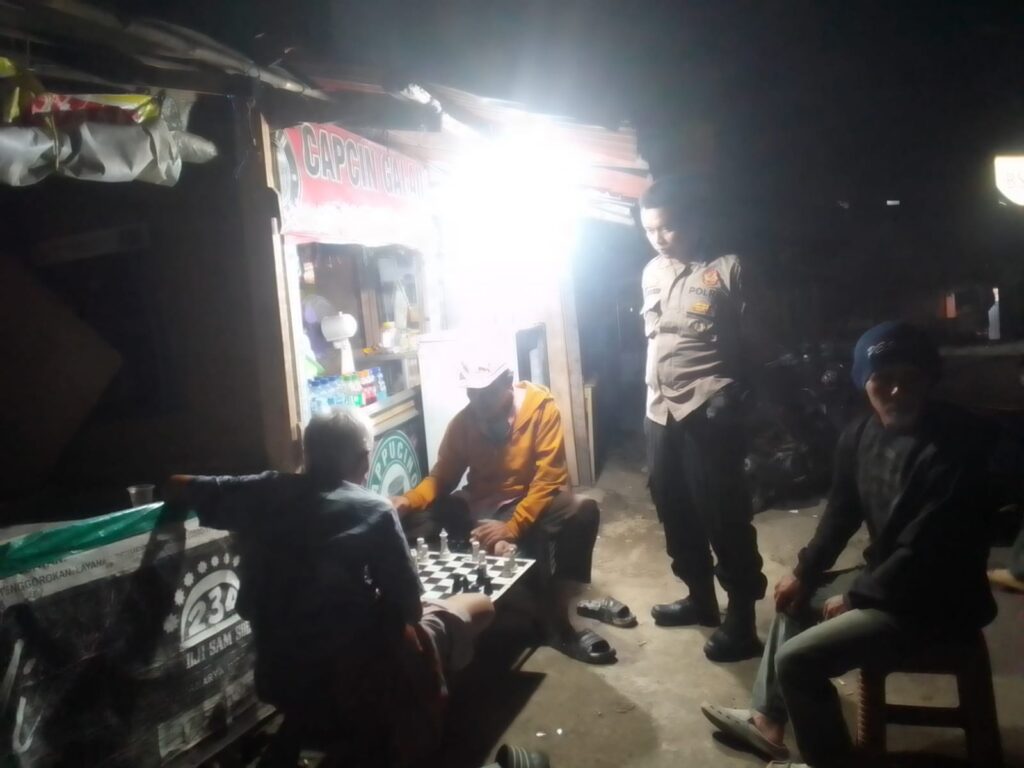 Polsek Menes Gelar Patroli Dialogis dan Himbauan Kamtibmas di Warung Kopi Cimanying 7 WhatsApp Image 2024 08 07 at 14.14.23