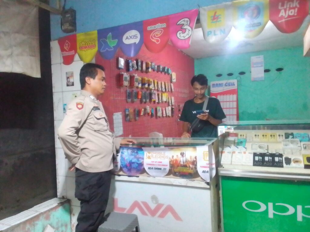 Polsek Menes Gelar Patroli Dialogis dan Himbauan Kamtibmas kepada Pemilik Konter HP 8 WhatsApp Image 2024 08 07 at 14.16.43