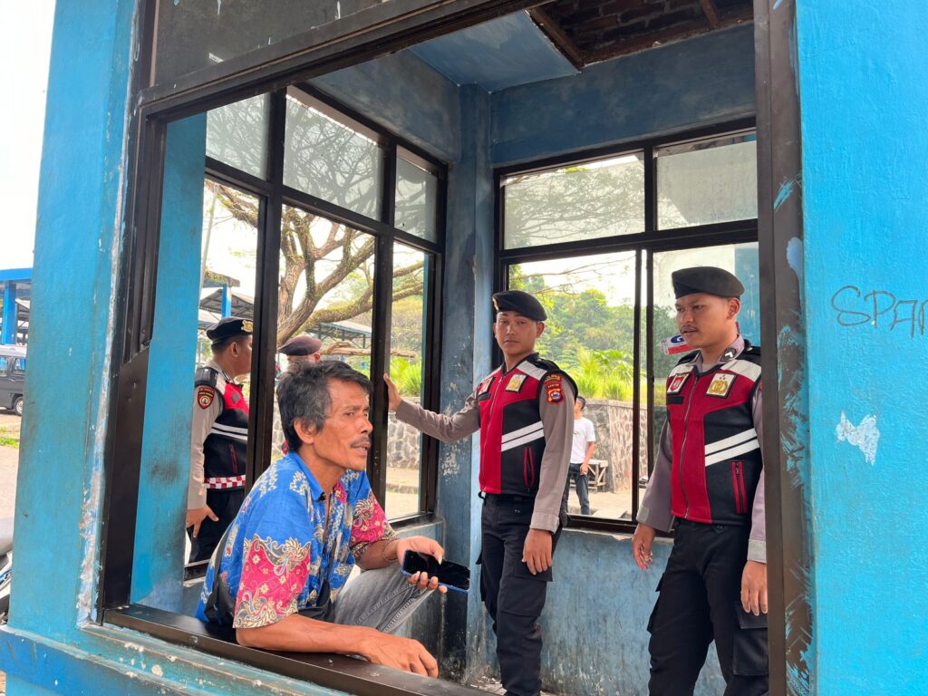 Sat Samapta Polres Pandeglang Gelar Patroli Dialogis di Terminal Kadubanen 1 WhatsApp Image 2024 08 07 at 16.06.36 1